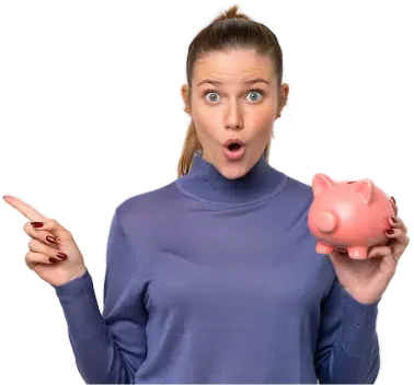 Erstaunte Frau hält Sparschwein und deutet auf ein Angebot für Heizölfinanzierung